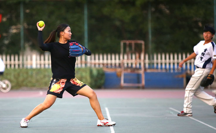 首经贸女子垒球队:“垒”厉风行